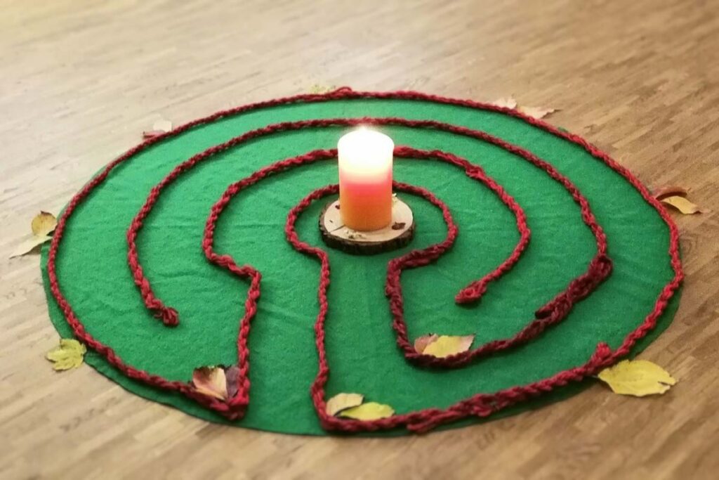 Ein Labyrinth mit einer Kerze im Zentrum